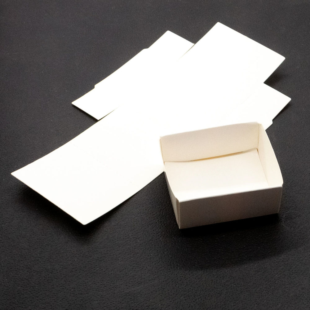 Samlingsask i papp 4,6x4 cm